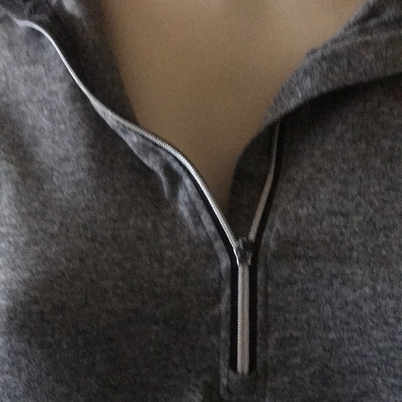 Semi-fitted active wear pullover. - Picture 4 of 4